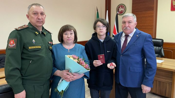 В Лениногорске родным погибшего в СВО вручили Орден Мужества, присвоенный бойцу посмертно