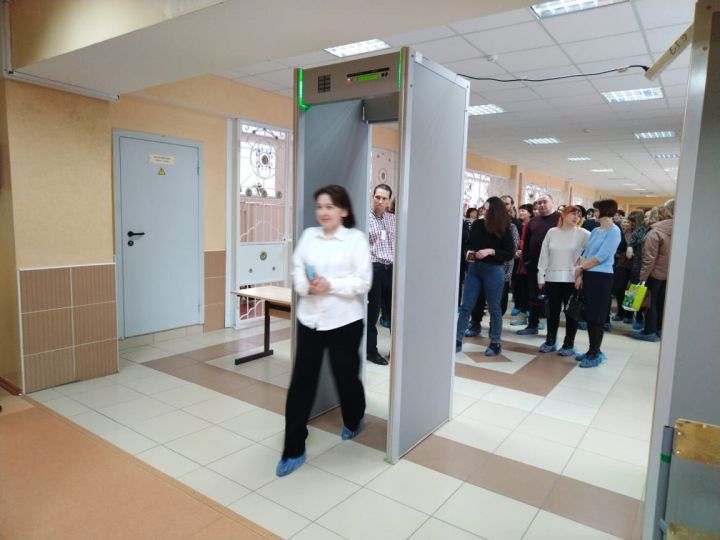 В Лениногорске порядка 60 родителей будущих выпускников сдали пробный ЕГЭ по русскому языку