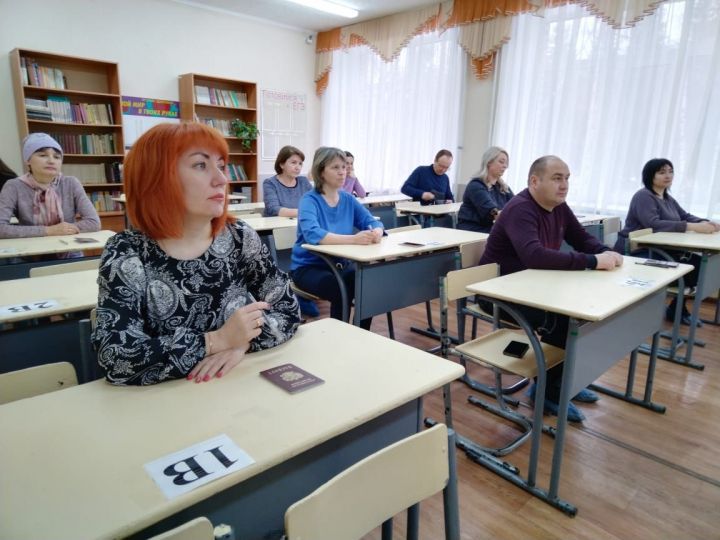 В Лениногорске порядка 60 родителей будущих выпускников сдали пробный ЕГЭ по русскому языку