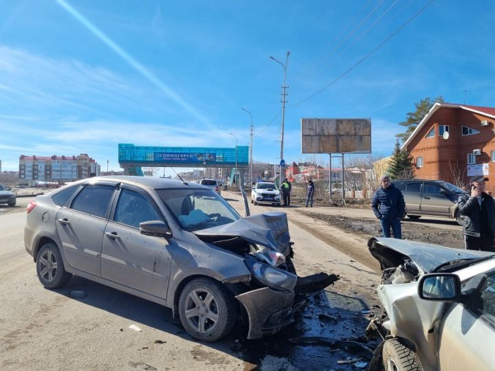 В Лениногорске произошла крупная авария с участием двух автомашин