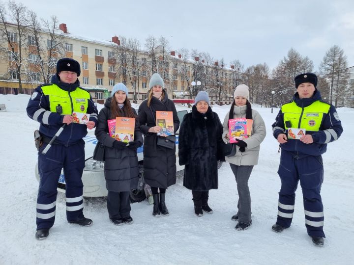 Автоинспекторы ГИБДД Лениногорска поздравили с 8 марта женщин-водителей