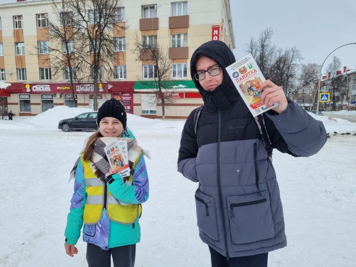 В День 50-летия создания ЮИД, отряды Лениногорска вручали водителям и пешеходам открытки и буклеты
