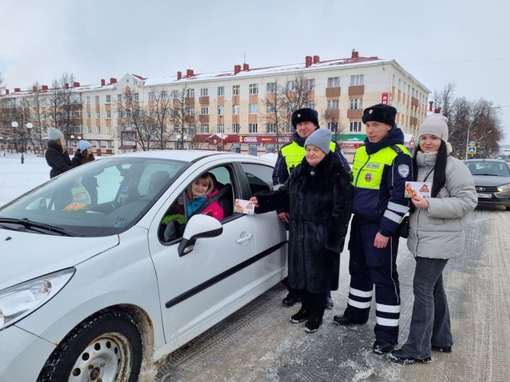 Автоинспекторы ГИБДД Лениногорска поздравили с 8 марта женщин-водителей