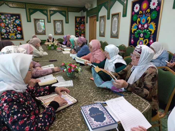 В Лениногорске женщины - мусульманки  приняли участие в конкурсе на чтение корана