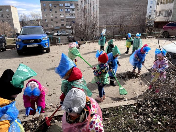Лениногорские детки помогли в уборке города