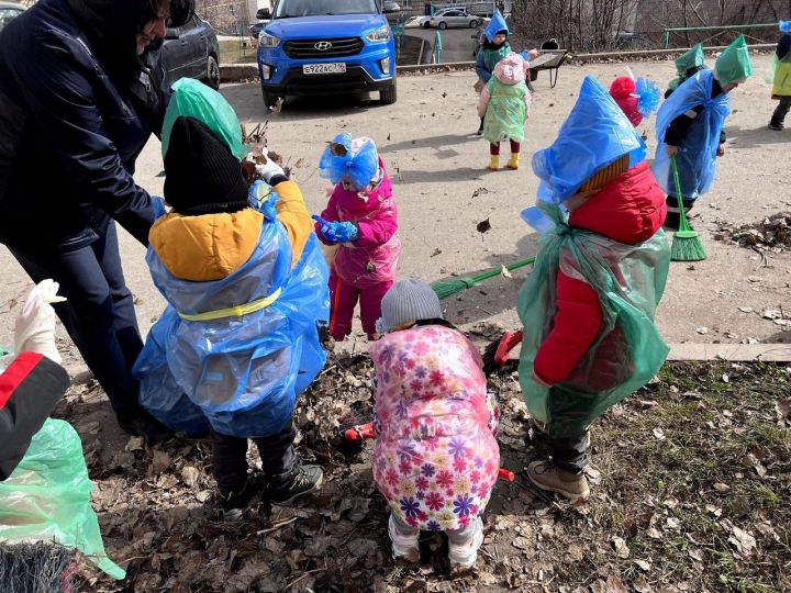 Лениногорские детки помогли в уборке города