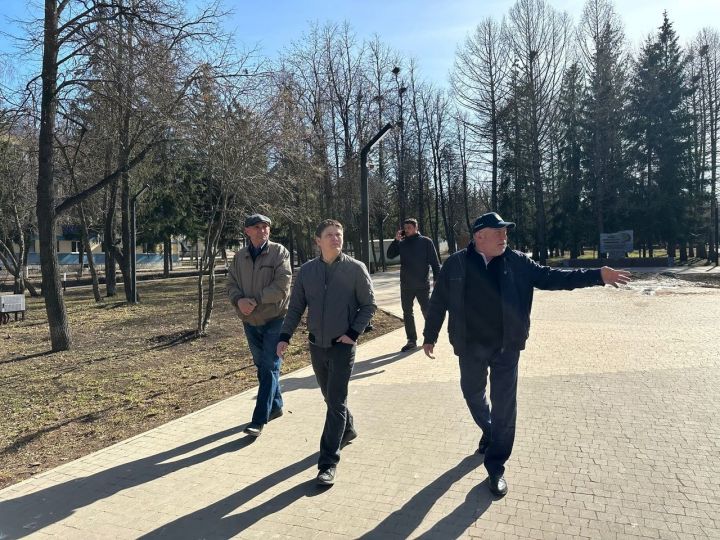 Глава Лениногорского района Рягат Хусаинов проверил ход уборки территорий после субботника