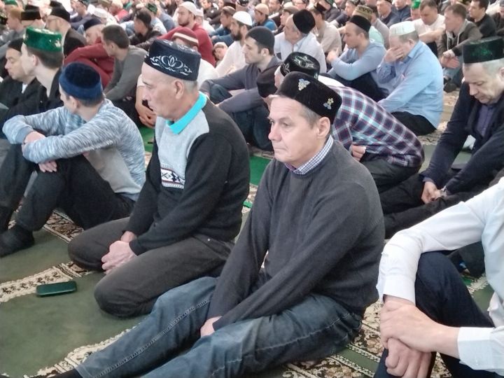 Лениногорцы на  главное торжество в честь Ураза-Байрам собрались в мечети 'Ихлас»