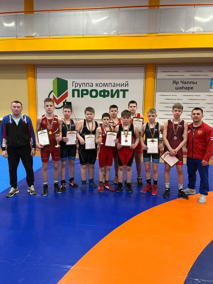 Лениногорские борцы привезли с соревнований 9 медалей