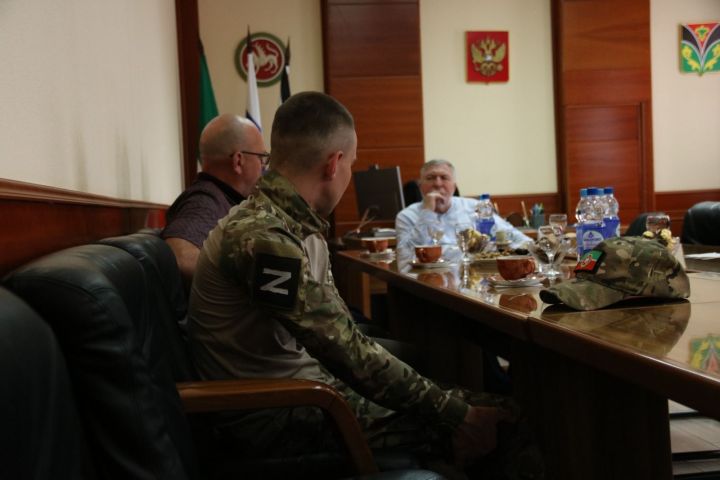 Глава Лениногорского района Рягат Хусаинов вновь встретился с мобилизованными земляками, вернувшихся в отпуск со СВО