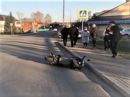 В Уруссу Республики Татарстан подростки на скутере въехали в легковой автомобиль