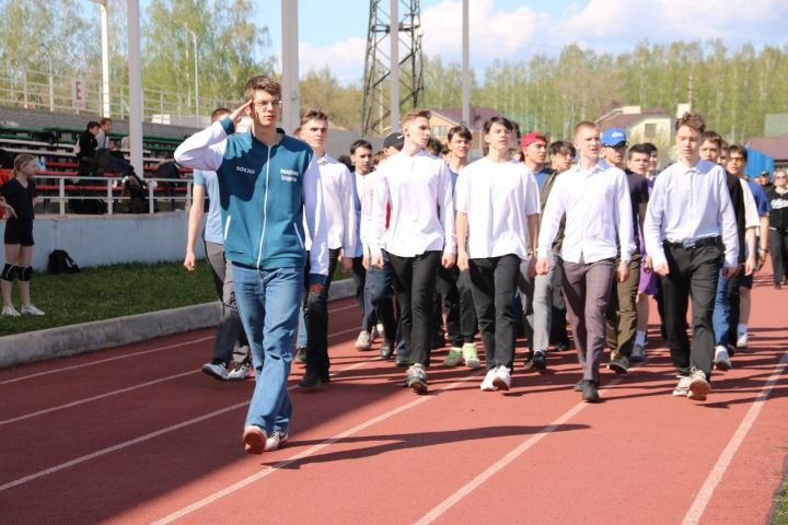 На стадионе Лениногорска свыше 600 студентов и старшеклассников репетировали Парад Победы