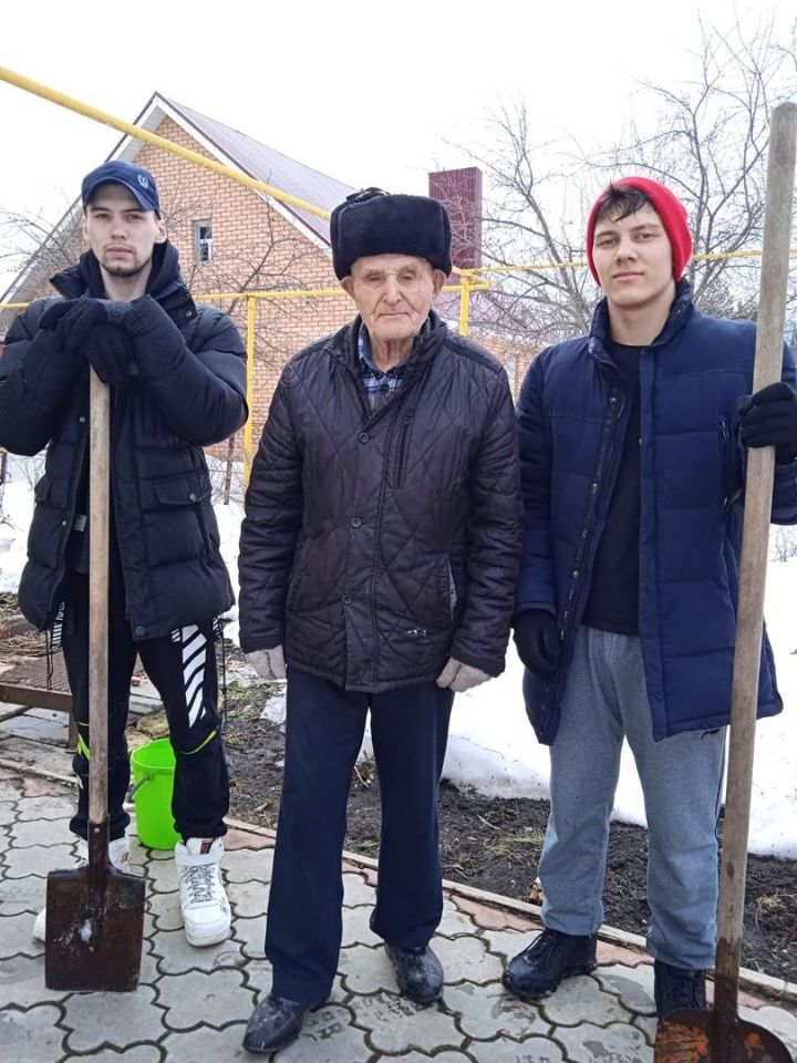 Волонтеры Лениногорска помогли ветерану труда