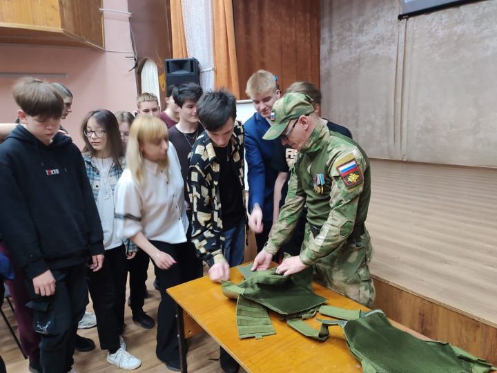 Мобилизованные земляки приехали в отпуск и посетили школы Лениногорска
