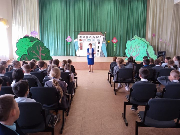 В Лениногорске в школу № 13 к детям приехали артисты из Альметьевска