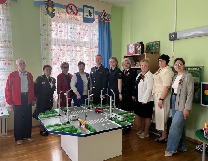 В честь Дня Победы в Лениногорске в детский сад пришли полицейские