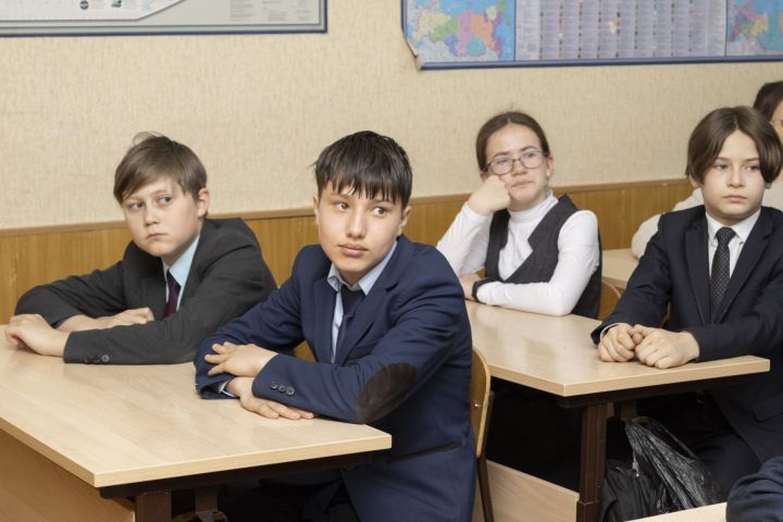 Лениногорские школьники пообщались с ветераном-нефтяником Валерием Фединым