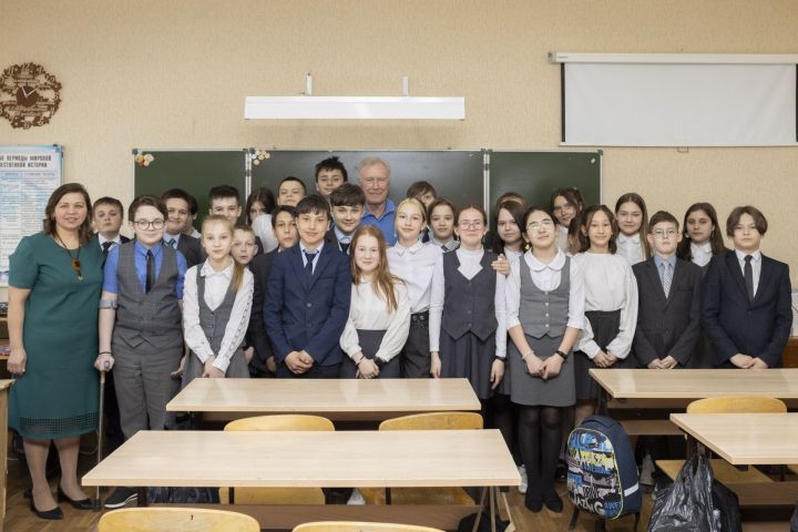 Лениногорские школьники пообщались с ветераном-нефтяником Валерием Фединым