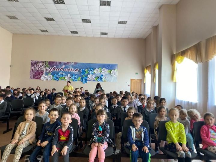 В Лениногорске в школу № 13 к детям приехали артисты из Альметьевска