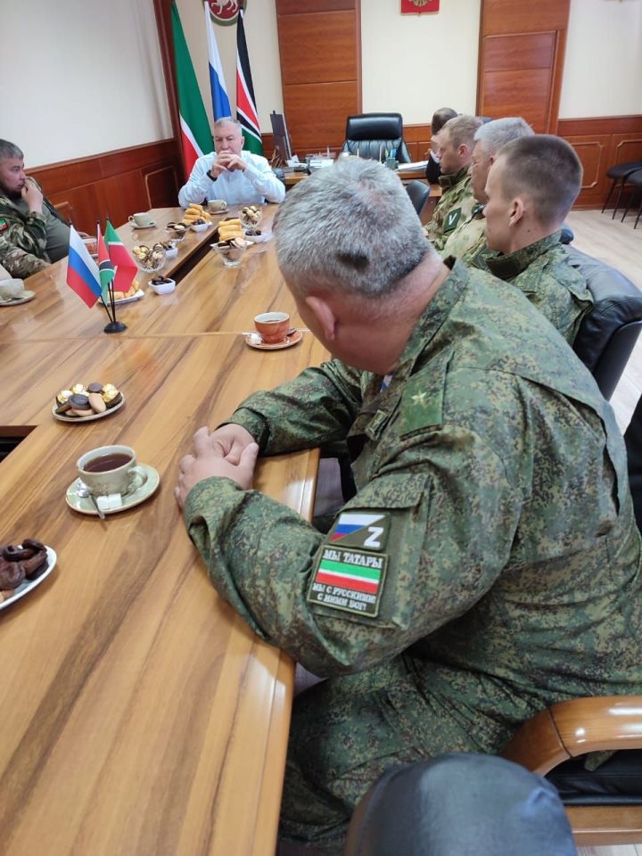 11 военных из зоны СВО встретились с главой Лениногорского района Рягатом Хусаиновым