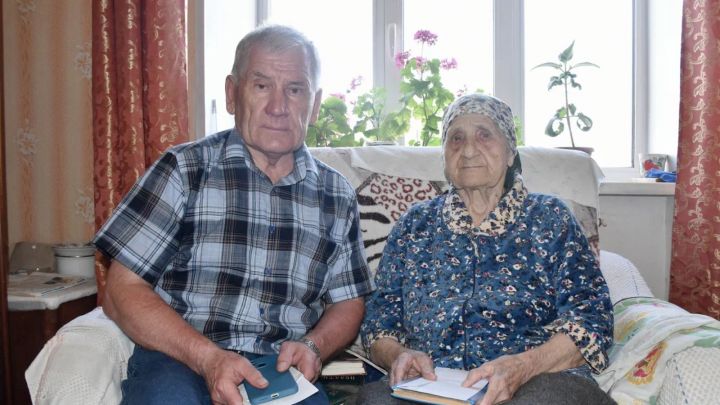 99-летняя жительница Лениногорска получила подарок от Совета ветеранов города