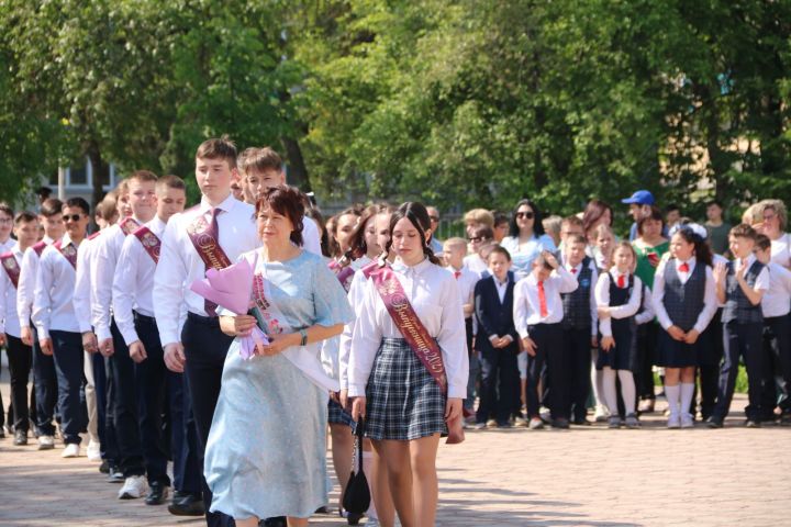 В Лениногорских школах последний звонок прозвучал для 1073 выпускников