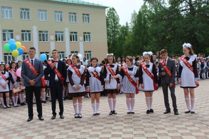 Мэр Лениногорска поздравил выпускников с окончанием школы