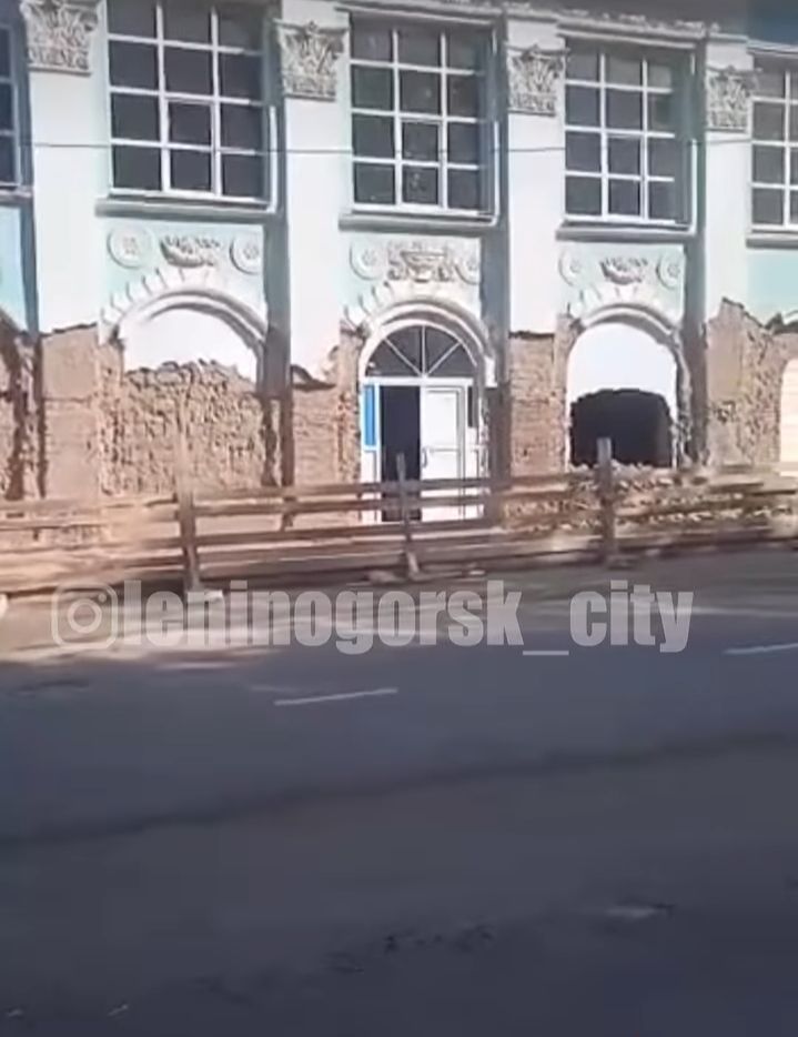 В Лениногорске проводят реконструкцию здания, в котором ранее находился ресторан «Урал»