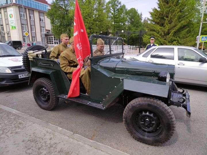 В Лениногорске участники автопробега почтили память танкиста, Героя России Дамира Исламова