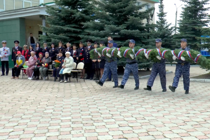 В Лениногорске возле памятника погибшим сотрудникам МВД состоялся митинг