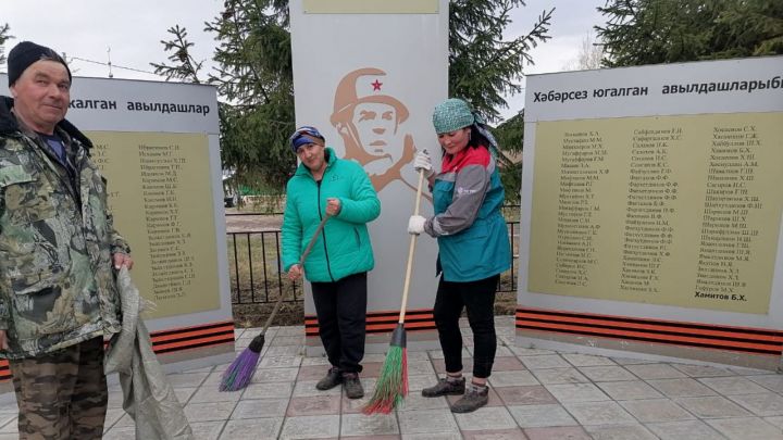 Перед Днем Победы в селах Лениногорского района привели в порядок площадки у памятников
