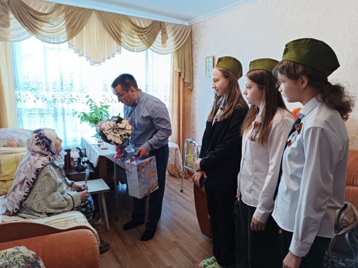В Лениногорске ветеранов своего микрорайона поздравил депутат городского совета