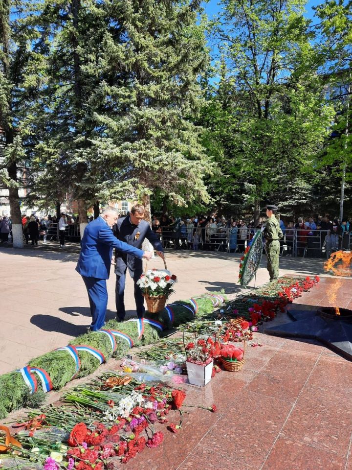 Праздничные мероприятия в Лениногорске открылись митингом у Вечного огня