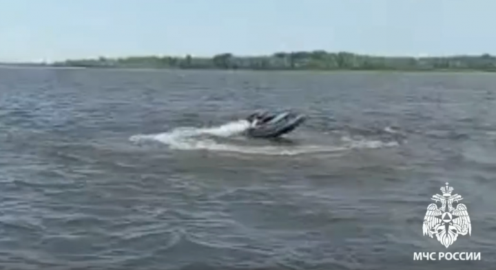 В Татарстане спасательная служба обнаружила на Каме лодку с включенным двигателем без пассажиров