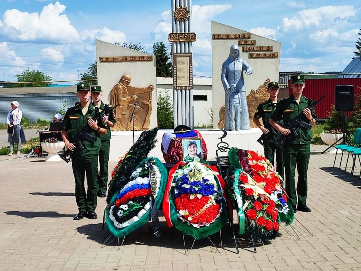 В Лениногорске матери погибшего солдата вручили орден Мужества