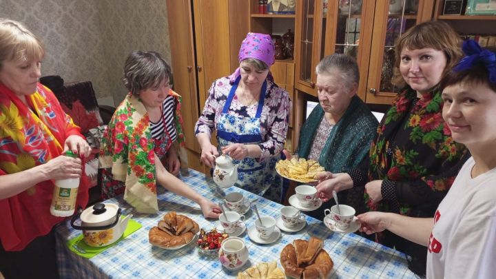 В Лениногорске социальные работники пекли с бабушками блины и пирожки