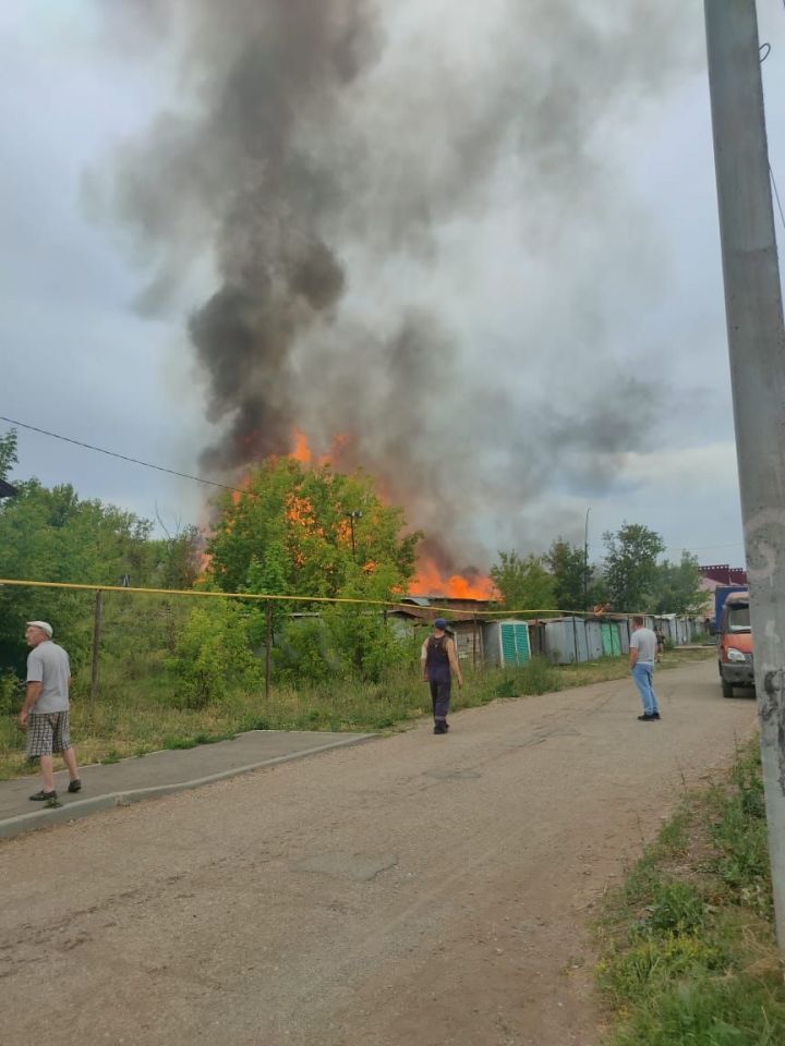 В Лениногорском районе горят постройки и гаражи