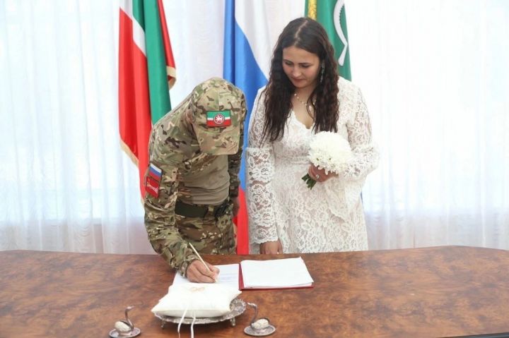 Татарстанец подписал контракт, а перед этим решил жениться