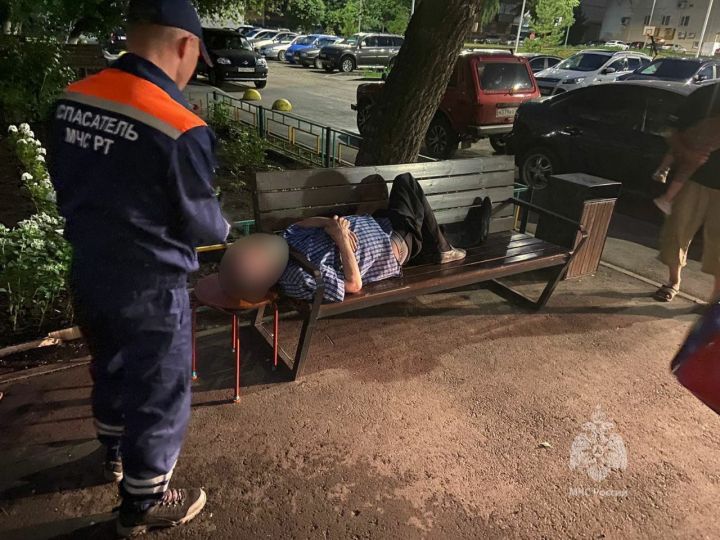 В Альметьевске пенсионер застрял головой в поручне скамейки