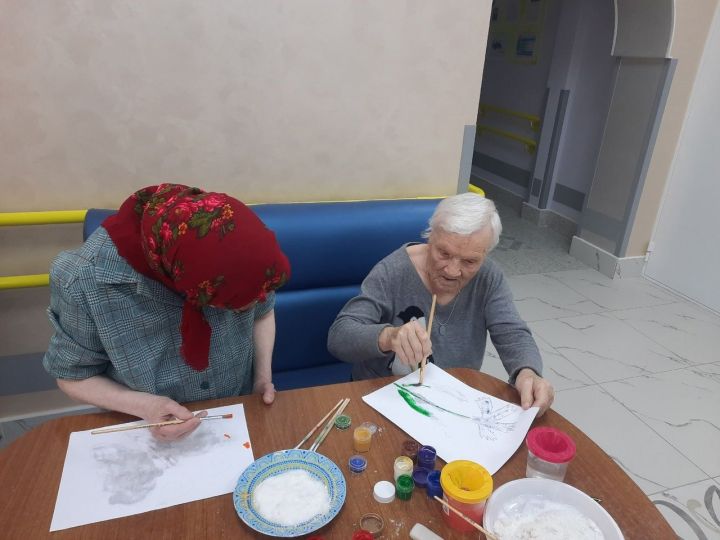 Жители Лениногорского Дома-интерната престарелых рисовали цветной солью
