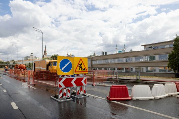 В центре Казани остановлено движение из-за провала на дороге