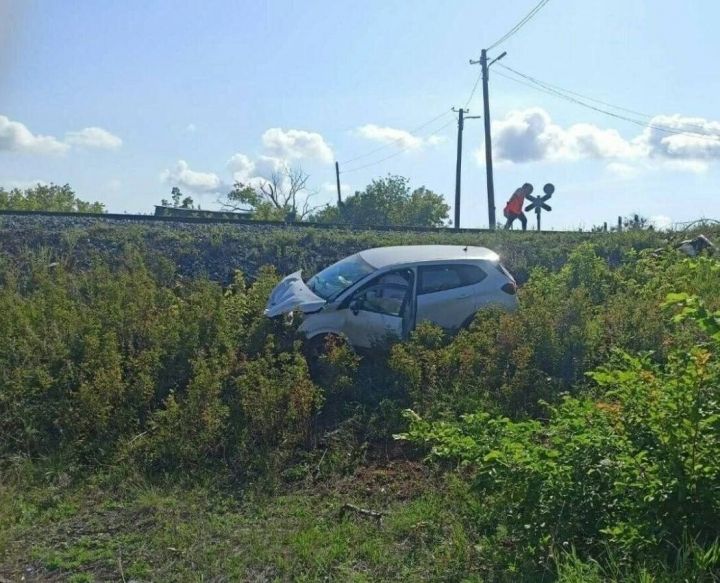 В Лениногорском районе машина въехала в движущийся тепловоз