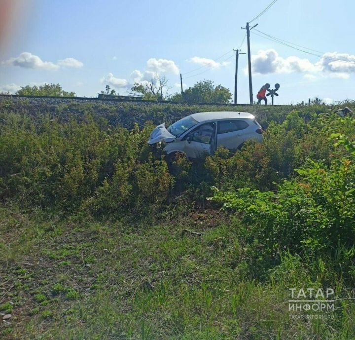 В Лениногорском районе машина въехала в движущийся тепловоз