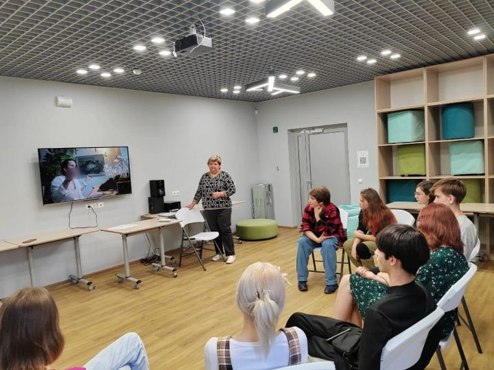 В Лениногорском центре «Логос» прошло групповое занятие «Сигареты в женских руках»