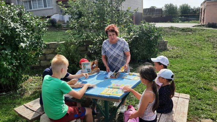 В селе Тимяшево Лениногорского района дети вышли на открытый воздух читать книги