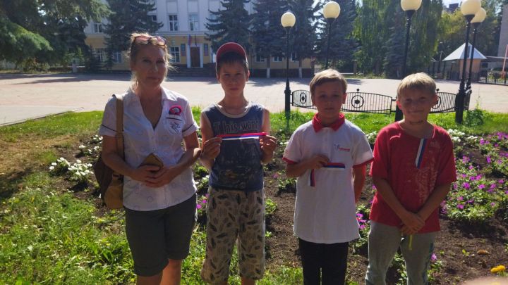 В Лениногорске провели акцию «Три цвета флага»