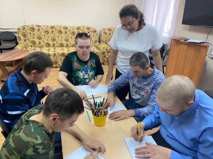 В Лениногорском центре социального обслуживания прошел конкурс рисунков «Мой Татарстан»