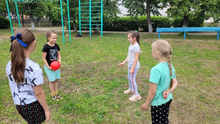 В Лениногорске детей обучают подвижным играм на свежем воздухе