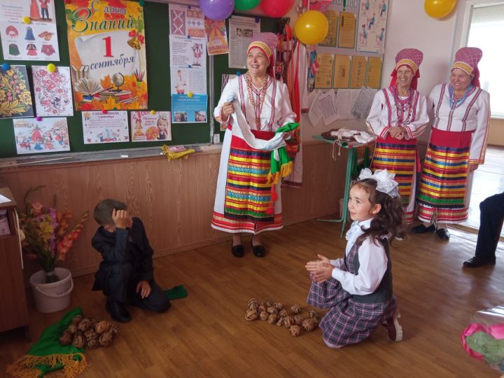 Школу № 4 в День знаний с 70-летием поздравил ансамбль «Эрзянка»