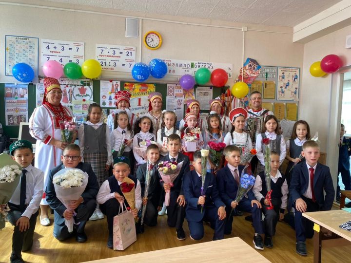 Школу № 4 в День знаний с 70-летием поздравил ансамбль «Эрзянка»